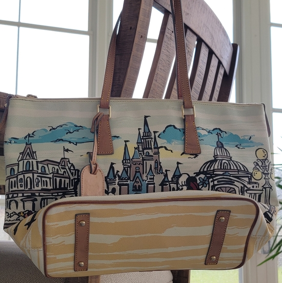 Mickey & Minnie Castle- Shopper Tote Dooney & Bourke - Cream and Tan - Picture 4 of 6
